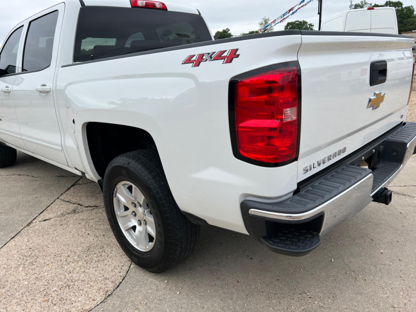 2018 White /Gray Chevrolet Silverado 1500 LT (3GCUKREC2JG) with an 5.3L V8 engine, Automatic transmission, located at 4520 Airline Hwy, Baton Rouge, LA, 70805, (225) 357-1497, 30.509325, -91.145432 - 2018 Chevrolet Silverado Crew Cab LT 4X4 5.3 V8 Gas, 142K Miles, Power Windows, Locks & Mirrors, Cold A/C, Transmission Has 12 Month Warranty, Tow Pkg, Good Tires. FOR INFO PLEASE CONTACT JEFF AT 225 357-1497 CHECK OUT OUR A+ RATING WITH THE BETTER BUSINESS BUREAU WE HAVE BEEN A FAMILY OWNED AND OPE - Photo#7